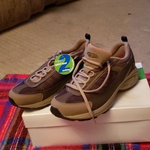 NWT Easy Spirit Walking shoes